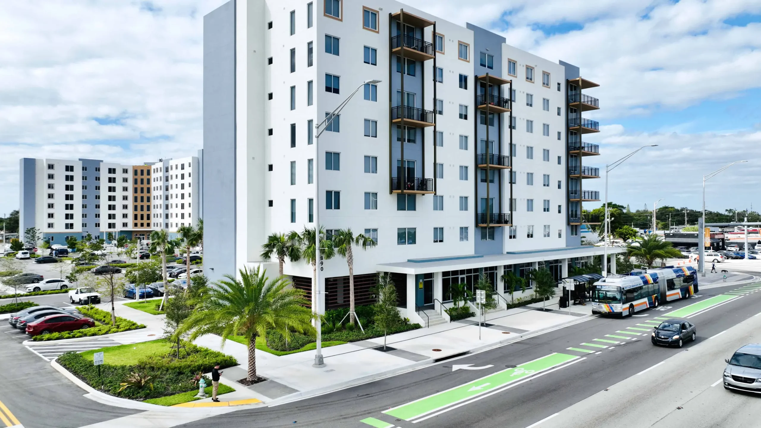 Pinnacle 441 Apartments Exterior
